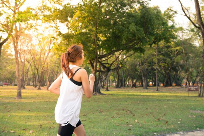 Dạo bước nhanh trong công viên
