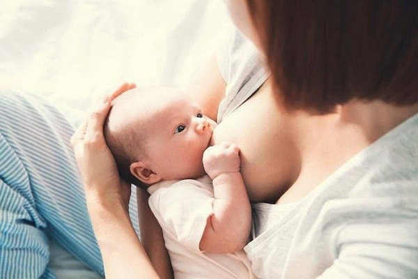 Nuôi con bằng sữa mẹ mang lại rất nhiều lợi ích cho cả mẹ và bé